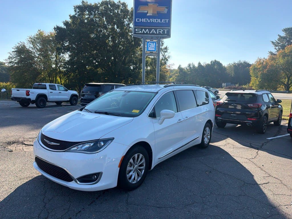 2017 Chrysler Pacifica Touring-L — photo 1 of 9
