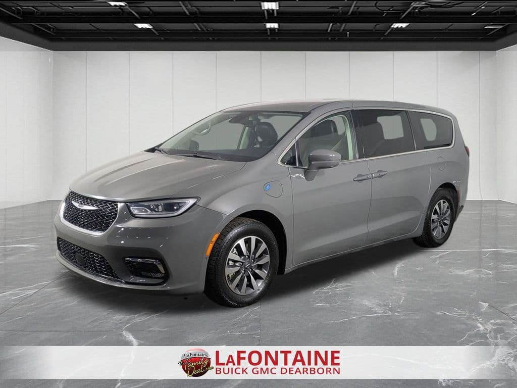2022 Chrysler Pacifica Hybrid Touring L — photo 1 of 32