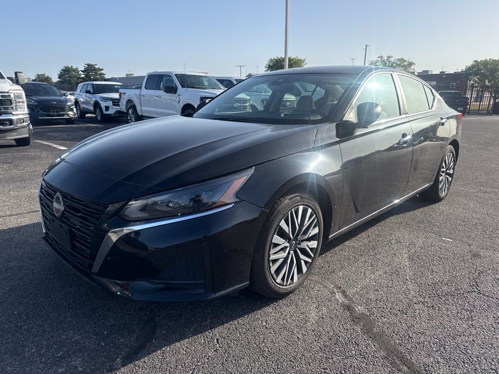 2025 Nissan Altima SV — photo 1 of 4