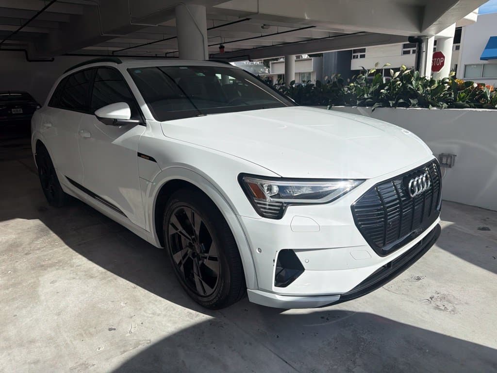 2022 Audi e-tron Premium — photo 1 of 3