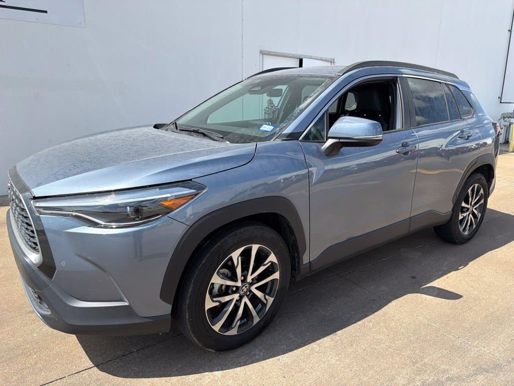 2023 Toyota Corolla Cross XLE — photo 1 of 12
