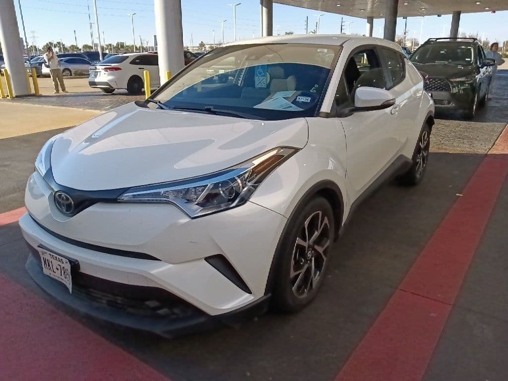 2019 Toyota C-HR XLE — photo 1 of 10