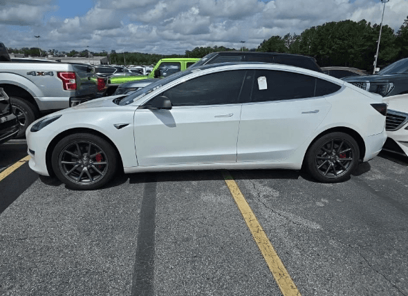 2020 Tesla Model 3 Standard Range Plus — photo 1 of 3