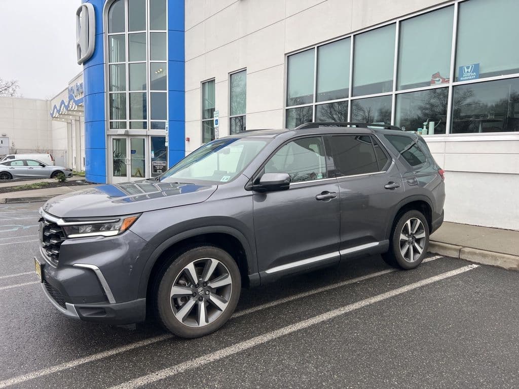 2023 Honda Pilot Touring — photo 1 of 28