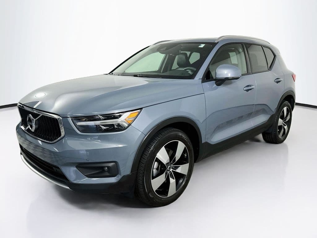 2022 Volvo XC40 Momentum — photo 1 of 27