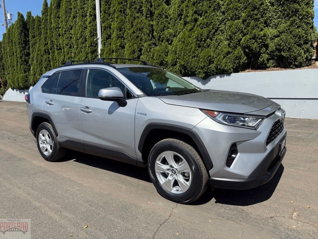 2021 Toyota RAV4 Hybrid XLE — photo 1 of 36