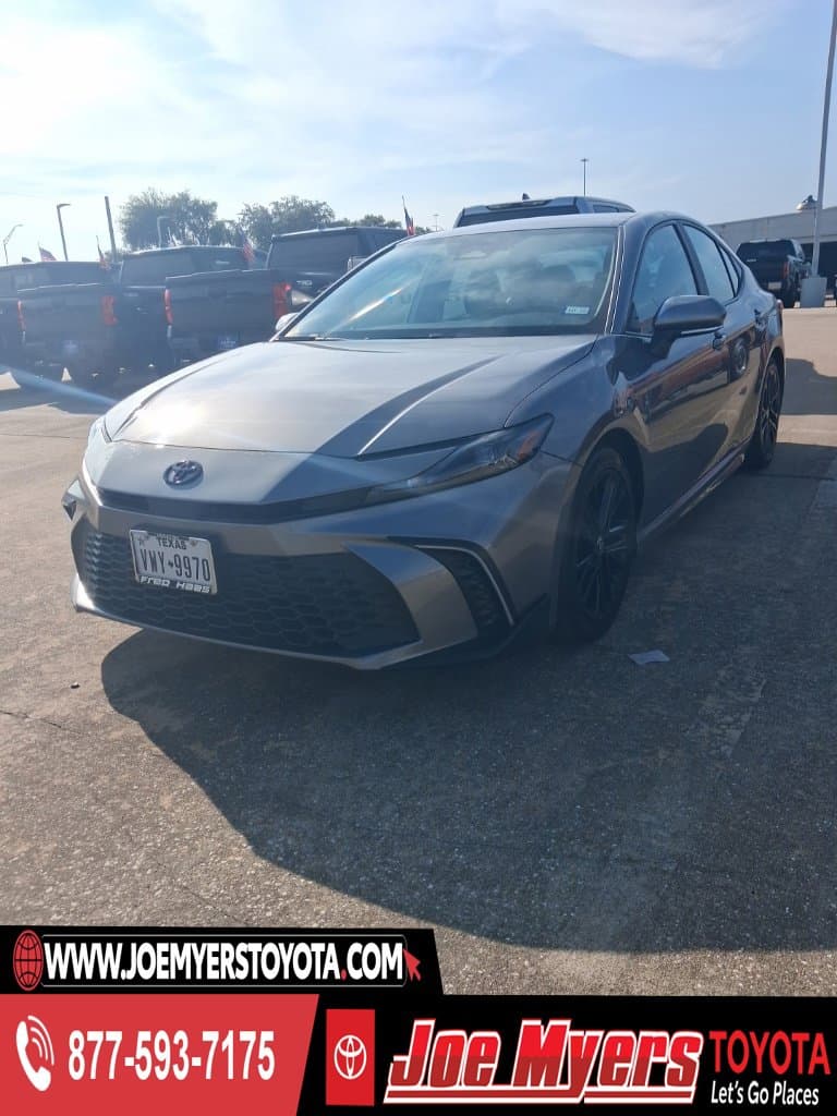 2025 Toyota Camry SE — photo 1 of 6
