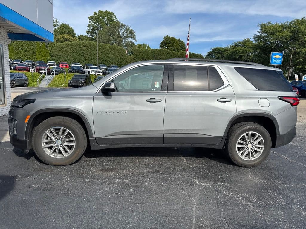 2023 Chevrolet Traverse LT — photo 1 of 10