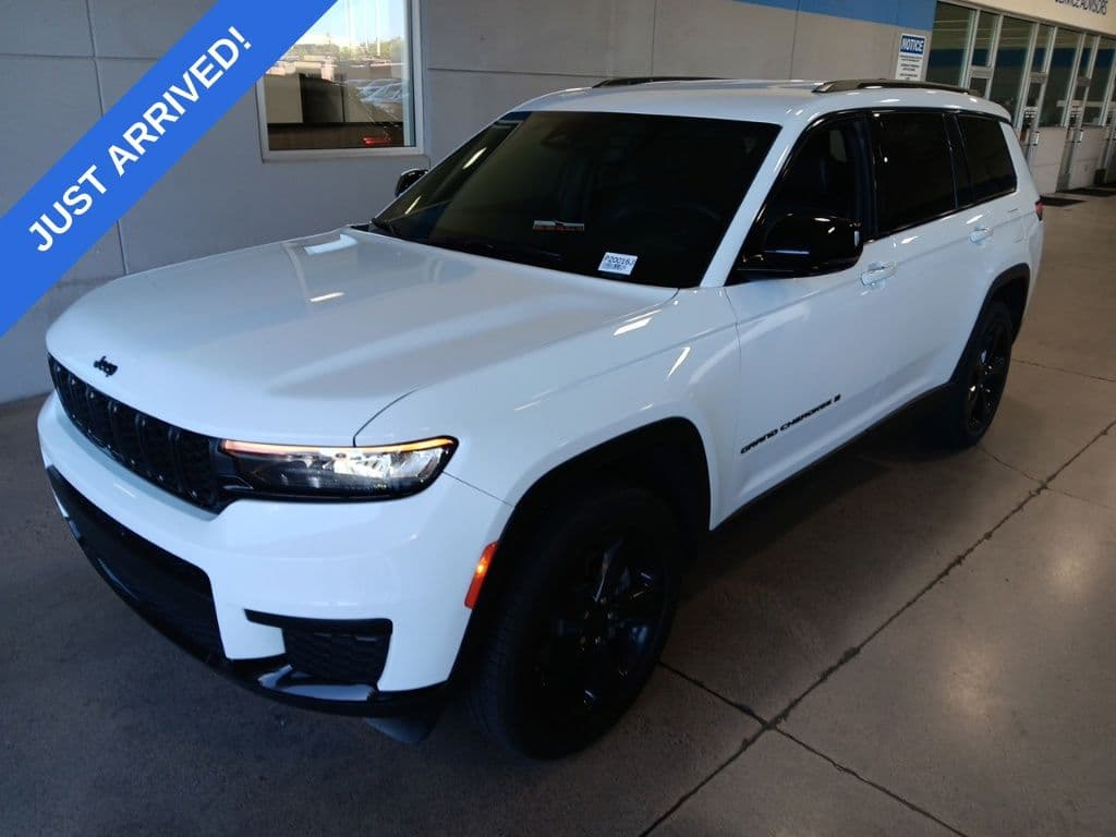 2023 Jeep Grand Cherokee L Altitude — photo 1 of 6