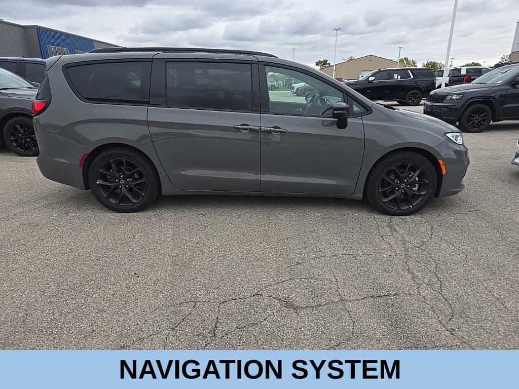 2025 Chrysler Pacifica Limited — photo 1 of 30