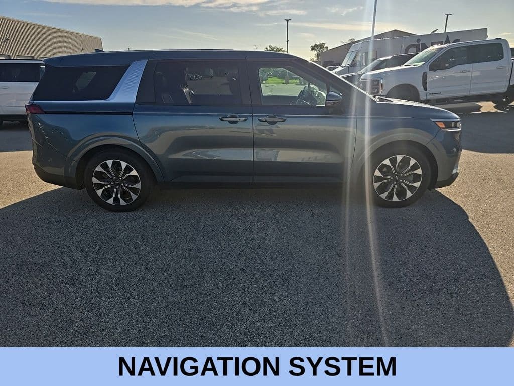 2023 Kia Carnival EX — photo 1 of 32