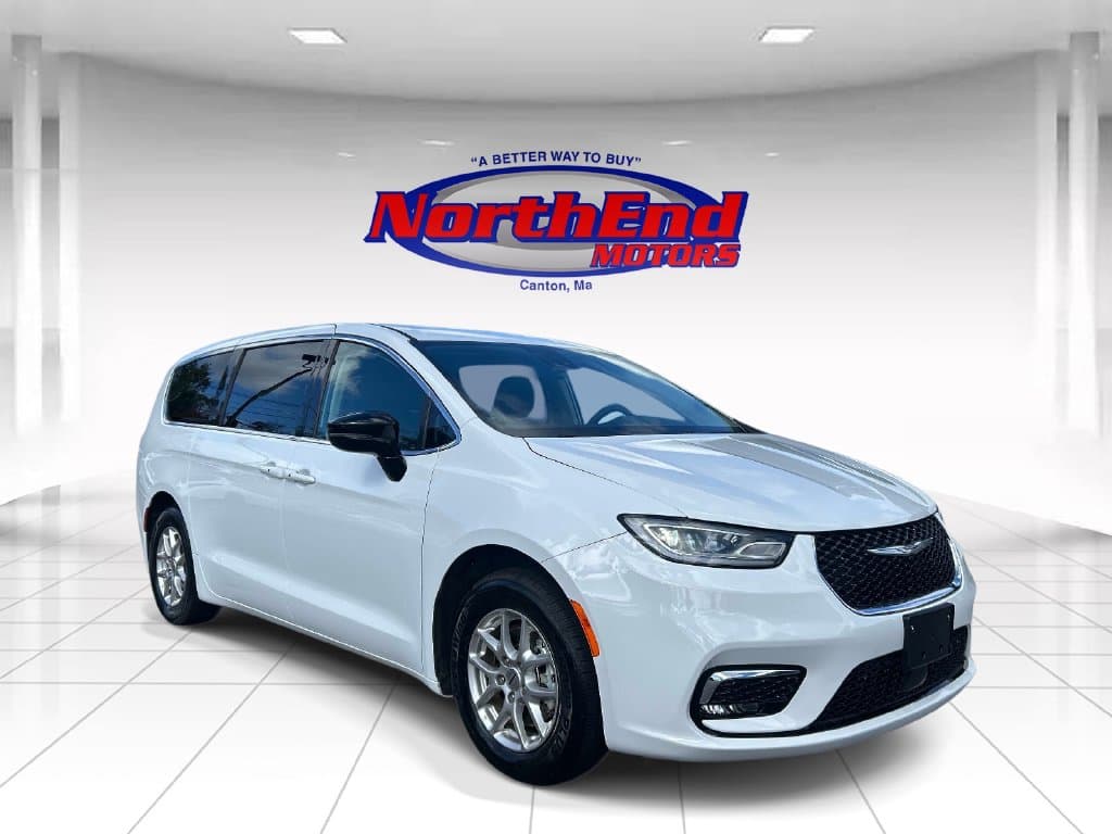 2024 Chrysler Pacifica Touring L — photo 1 of 40