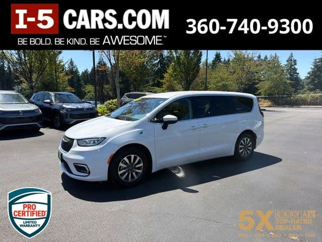 2023 Chrysler Pacifica Hybrid Touring L — photo 1 of 23