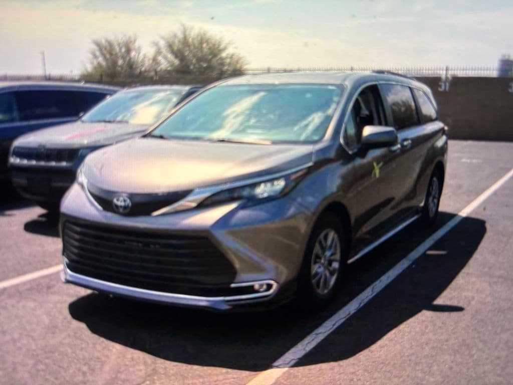 2024 Toyota Sienna XLE — photo 1 of 2