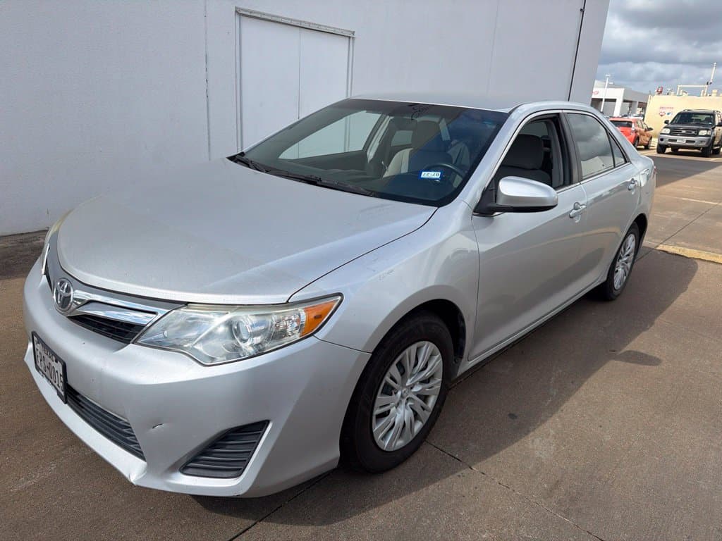 2013 Toyota Camry LE — photo 1 of 10