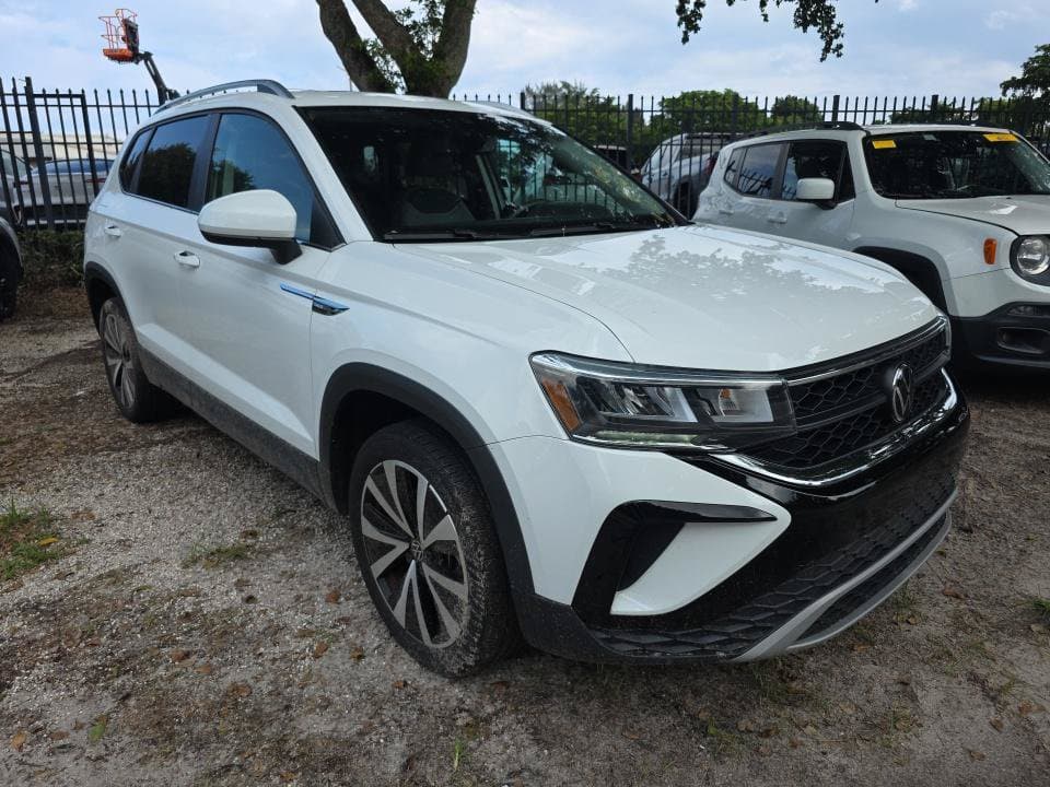 2024 Volkswagen Taos SE — photo 1 of 6