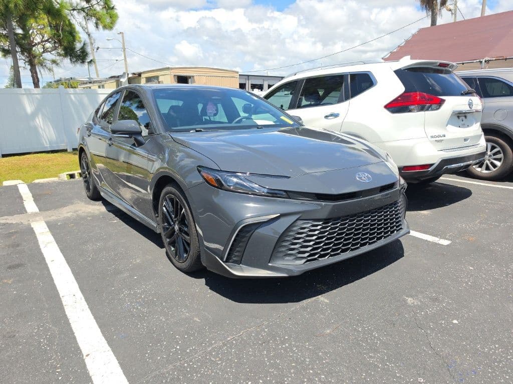 2025 Toyota Camry SE — photo 1 of 16