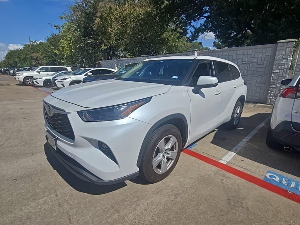 2023 Toyota Highlander LE — photo 1 of 23