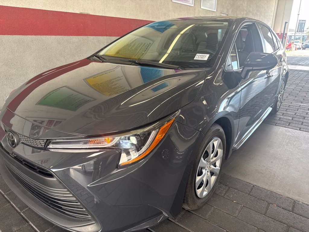 2025 Toyota Corolla LE — photo 1 of 4