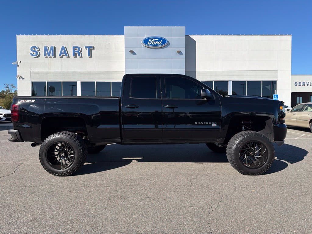 2017 Chevrolet Silverado 1500 LT — photo 1 of 17