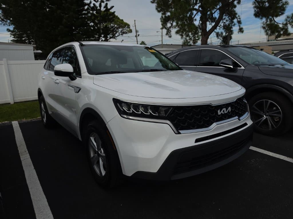 2023 Kia Sorento LX — photo 1 of 16