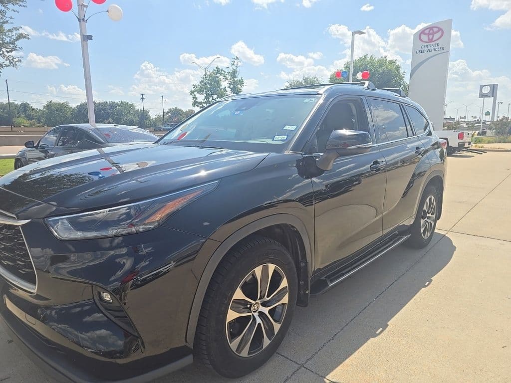 2021 Toyota Highlander XLE — photo 1 of 22