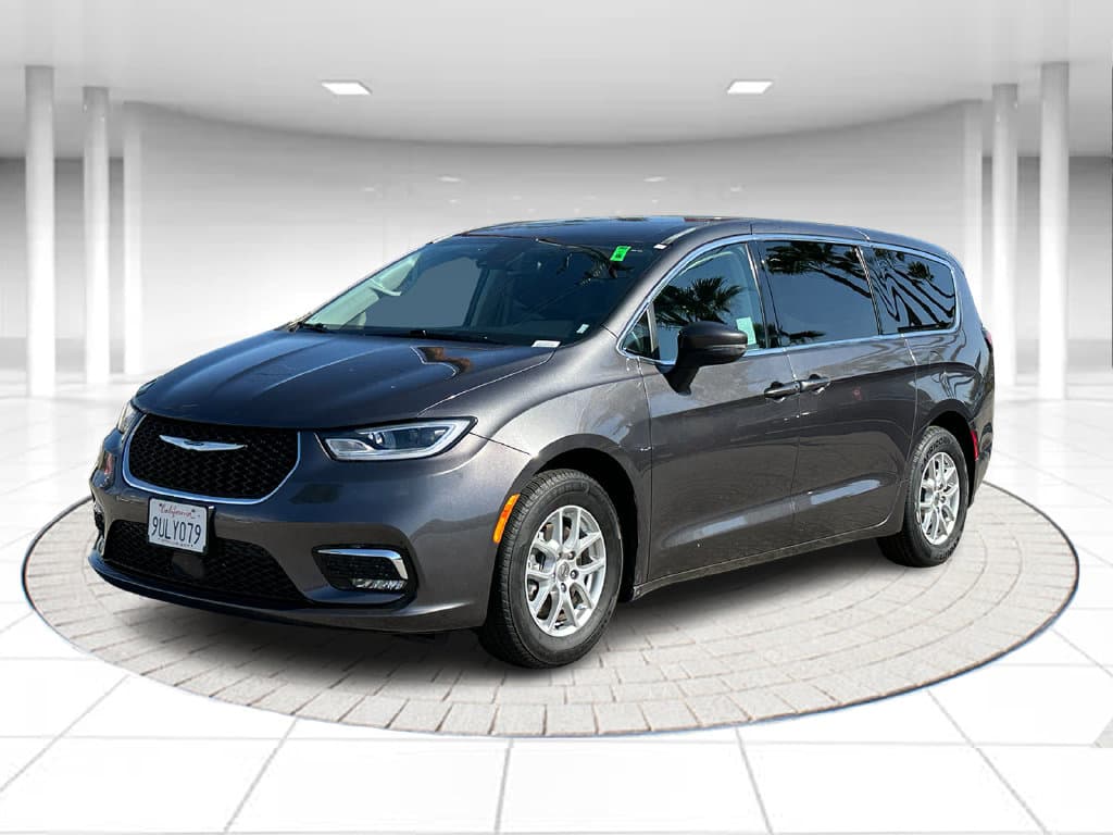 2023 Chrysler Pacifica Touring L — photo 1 of 31