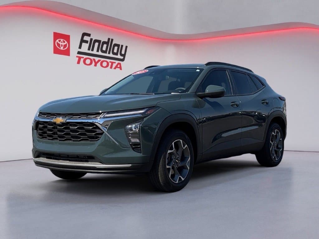 2025 Chevrolet Trax LT — photo 1 of 32