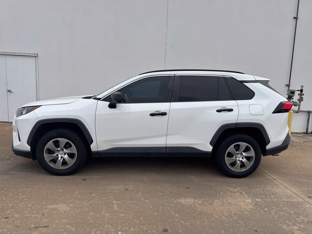 2019 Toyota RAV4 LE — photo 1 of 9