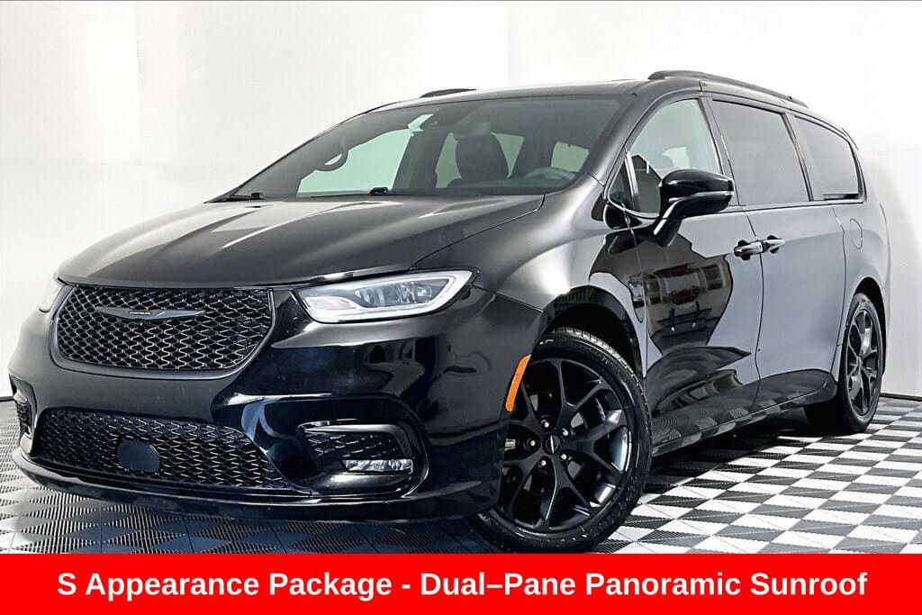 2025 Chrysler Pacifica Limited — photo 1 of 8