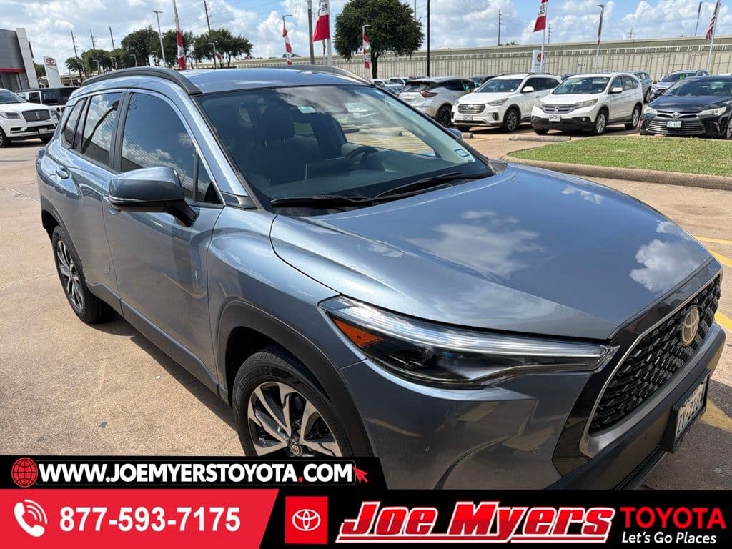 2024 Toyota Corolla Cross XLE — photo 1 of 4