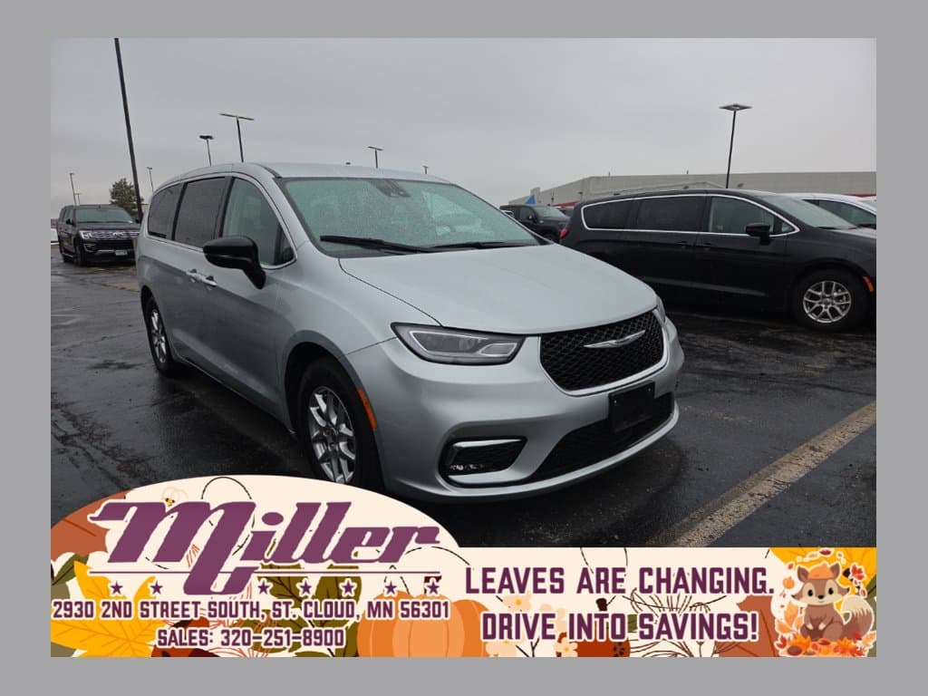 2024 Chrysler Pacifica Touring L — photo 1 of 6