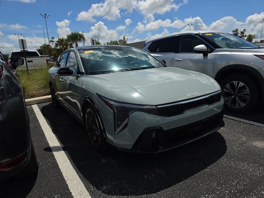 2025 Kia K4 GT-Line — photo 1 of 16