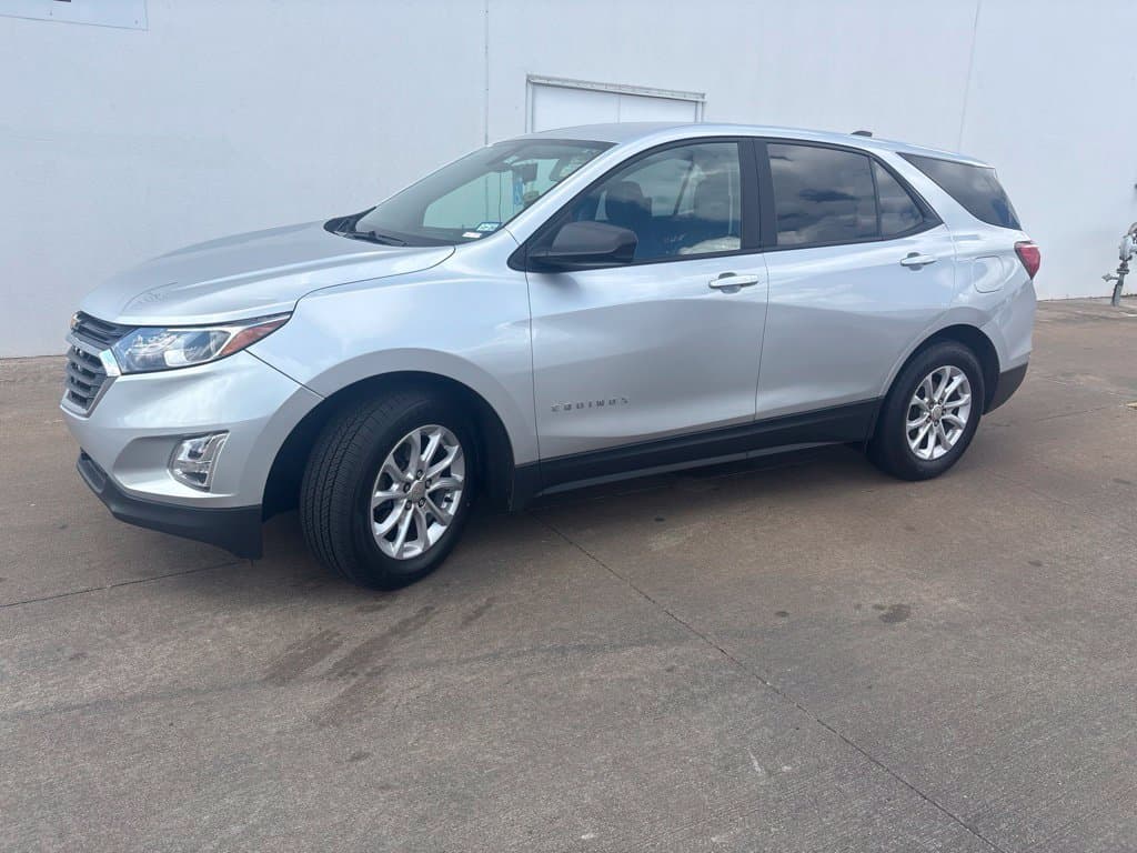 2021 Chevrolet Equinox LS — photo 1 of 9