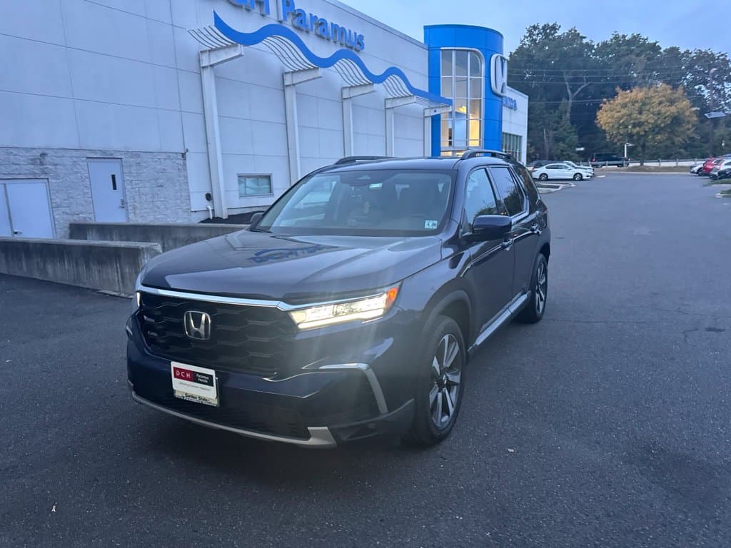 2025 Honda Pilot Touring — photo 1 of 25