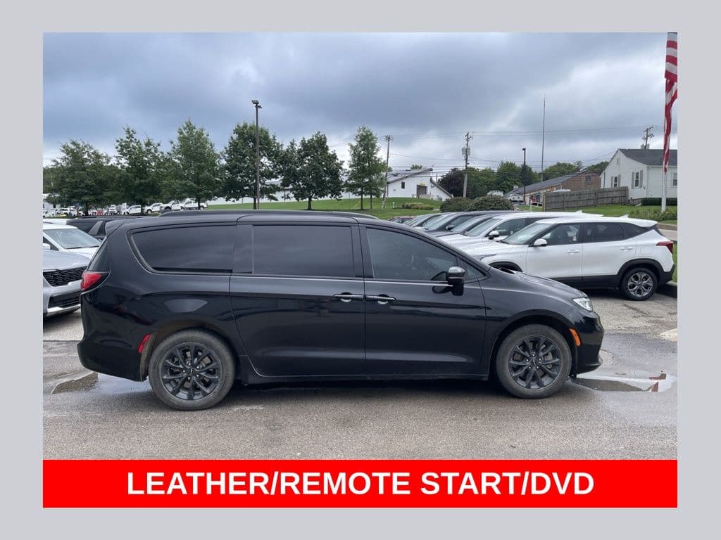 2021 Chrysler Pacifica Touring L — photo 1 of 13
