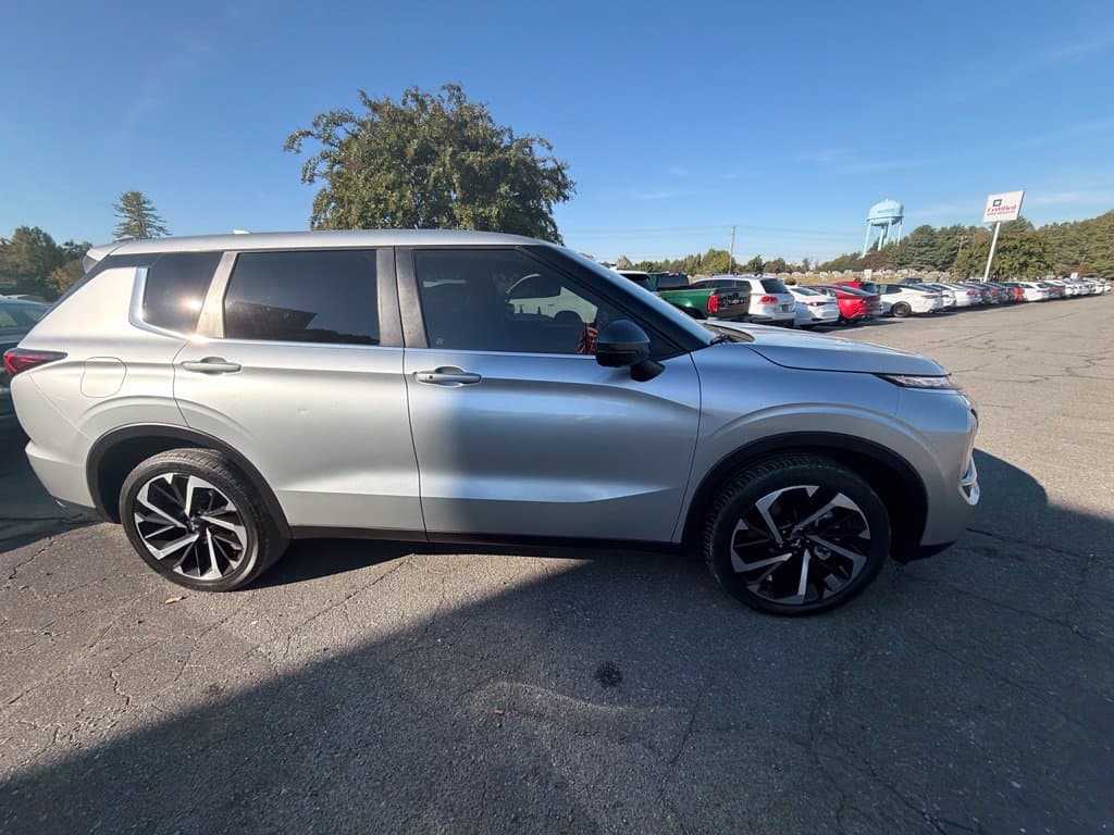 2022 Mitsubishi Outlander SE — photo 1 of 12