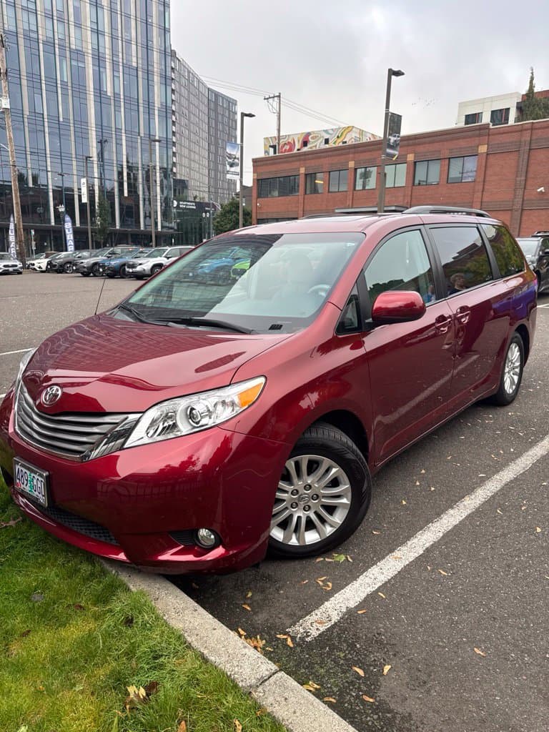 2013 Toyota Sienna XLE — photo 1 of 2