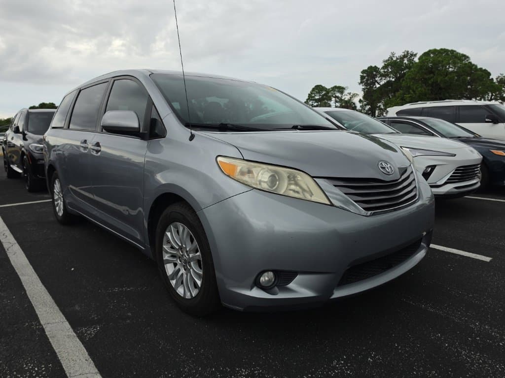 2013 Toyota Sienna XLE — photo 1 of 17