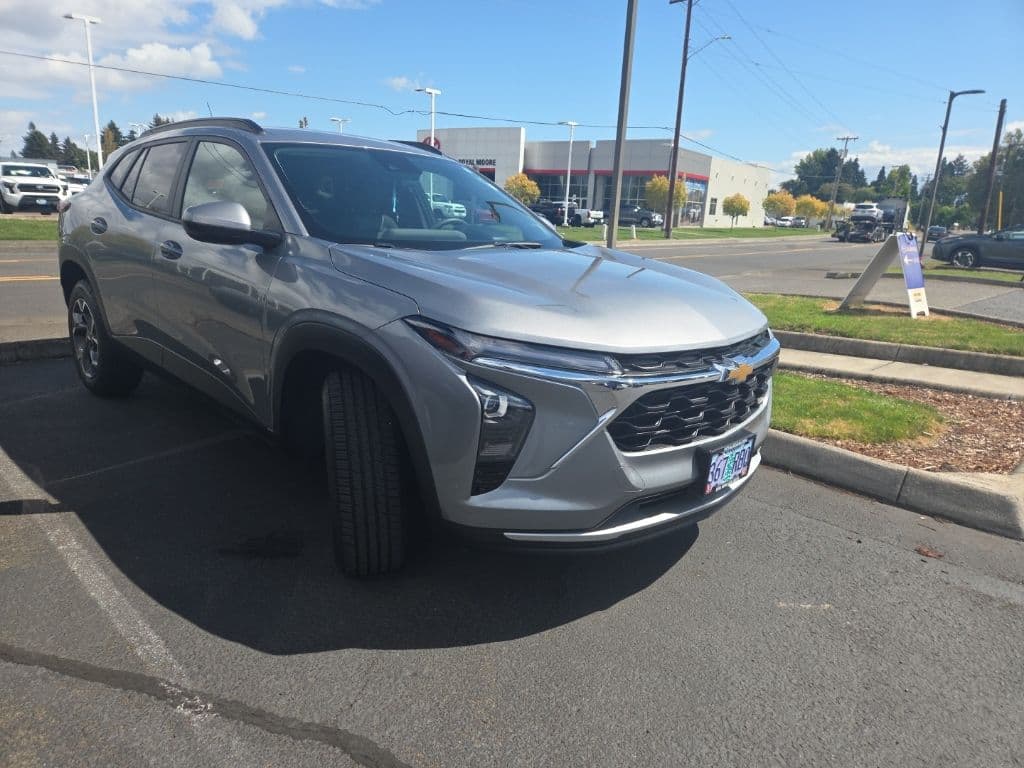 2024 Chevrolet Trax LT — photo 1 of 11