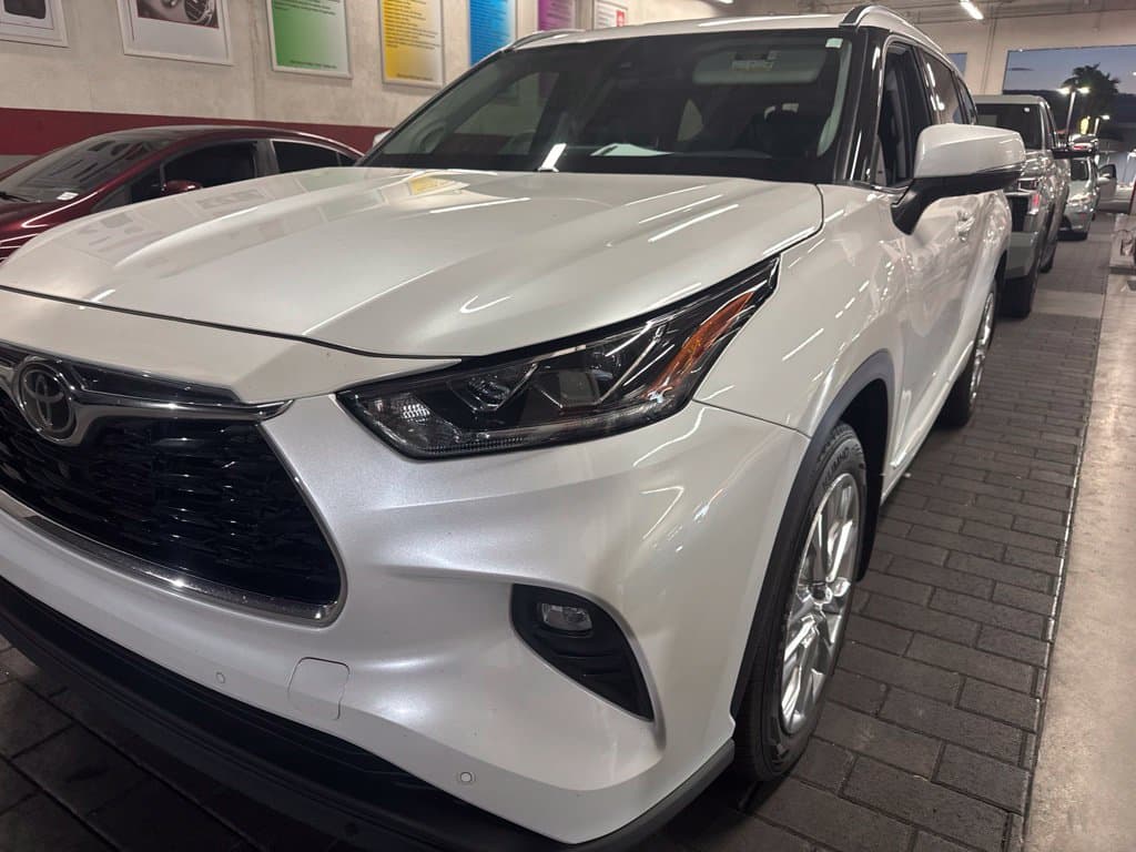 2022 Toyota Highlander Limited — photo 1 of 4
