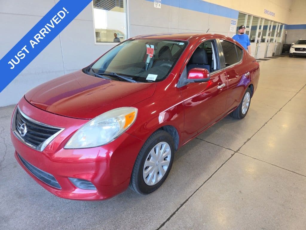 2012 Nissan Versa 1.6 SV — photo 1 of 6