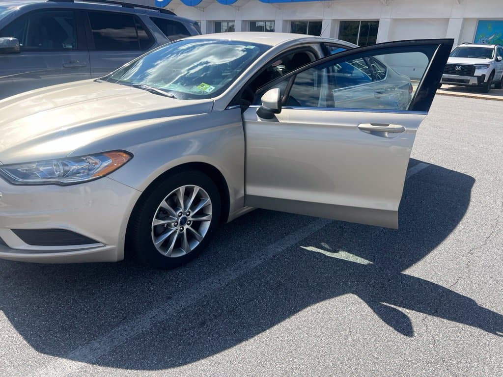 2017 Ford Fusion SE — photo 1 of 4