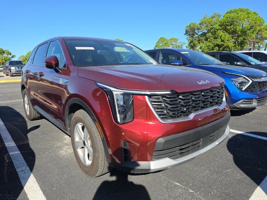 2025 Kia Sorento LX — photo 1 of 16