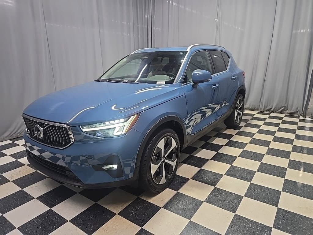 2023 Volvo XC40 Plus Bright Theme — photo 1 of 18