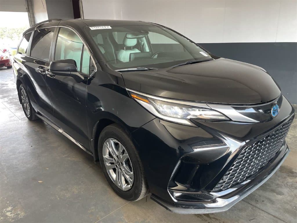 2022 Toyota Sienna XSE — photo 1 of 12