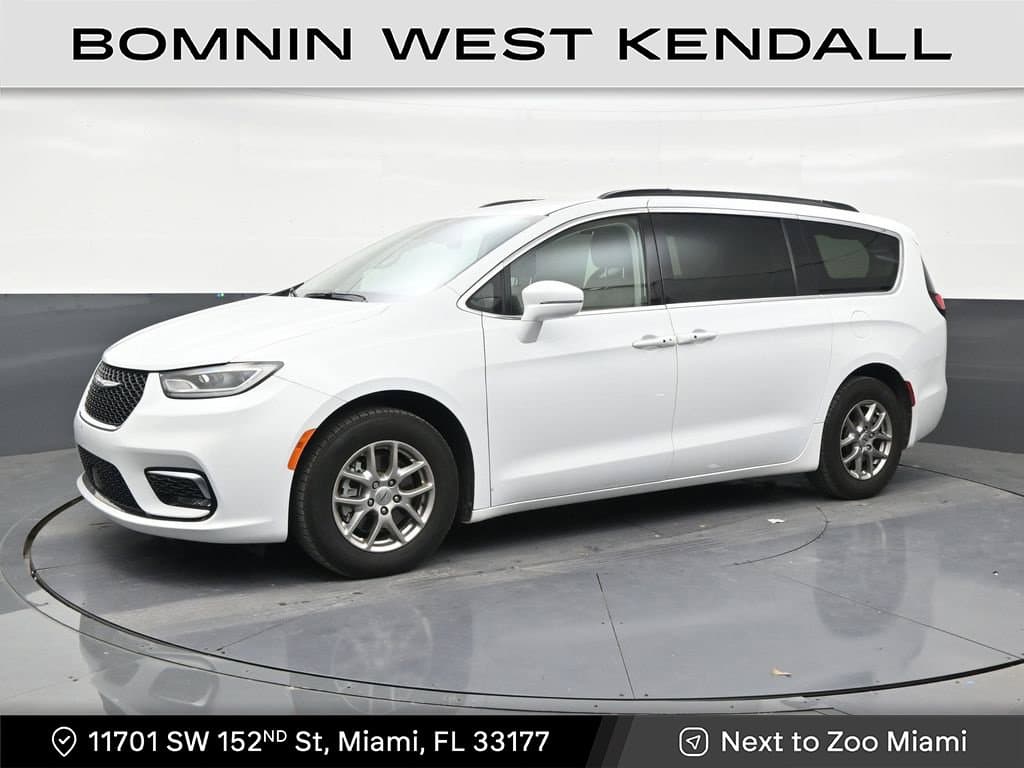 2021 Chrysler Pacifica Touring — photo 1 of 32
