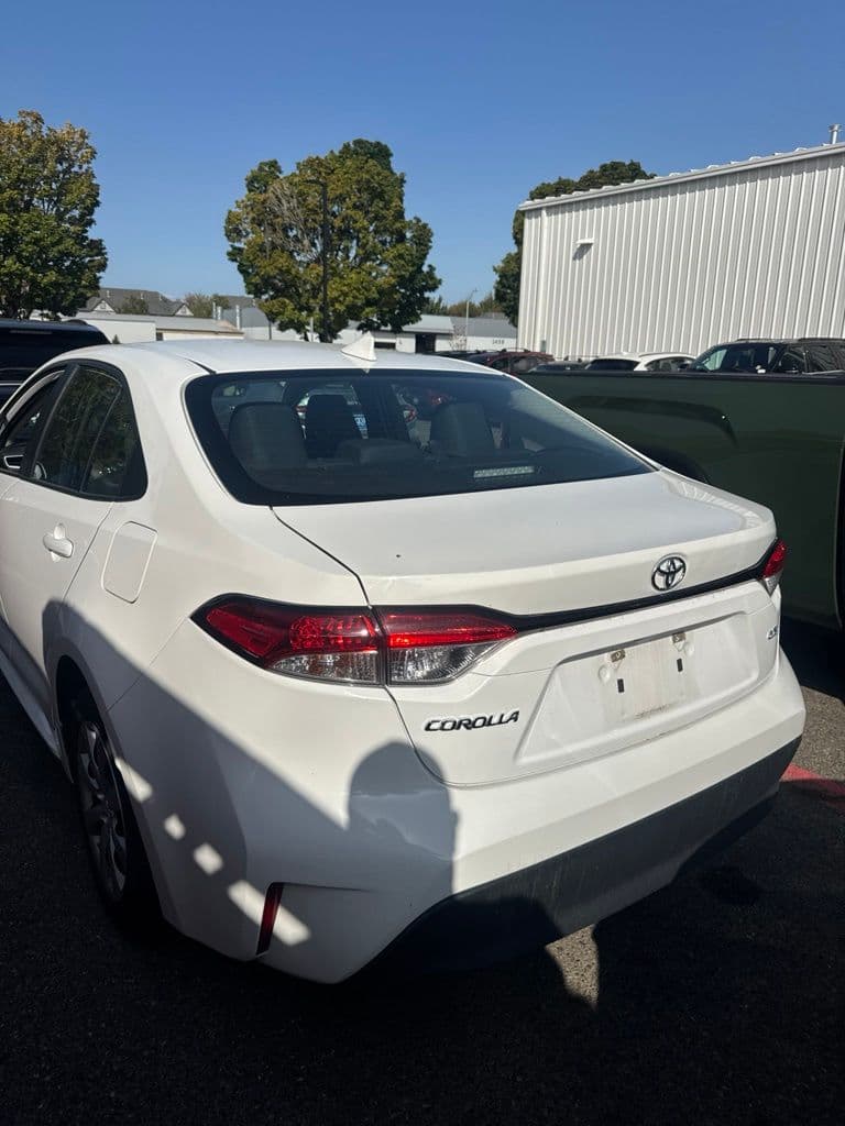 2024 Toyota Corolla LE — photo 1 of 3