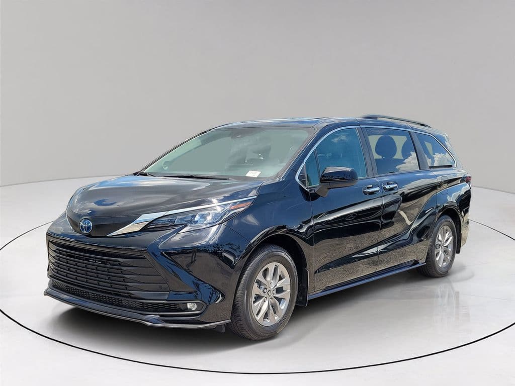 2025 Toyota Sienna XLE — photo 1 of 33