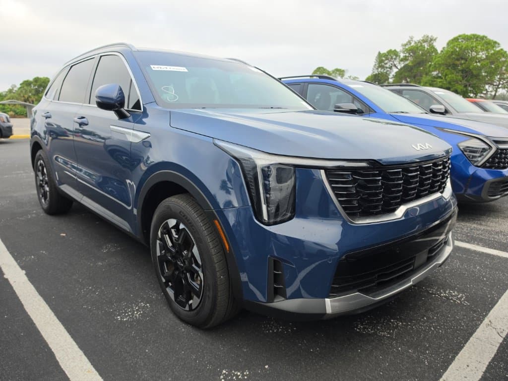 2025 Kia Sorento S — photo 1 of 18